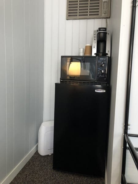 kingmotelroom Microwave and Refrigerator in a Countryside Cottages Motel Unit